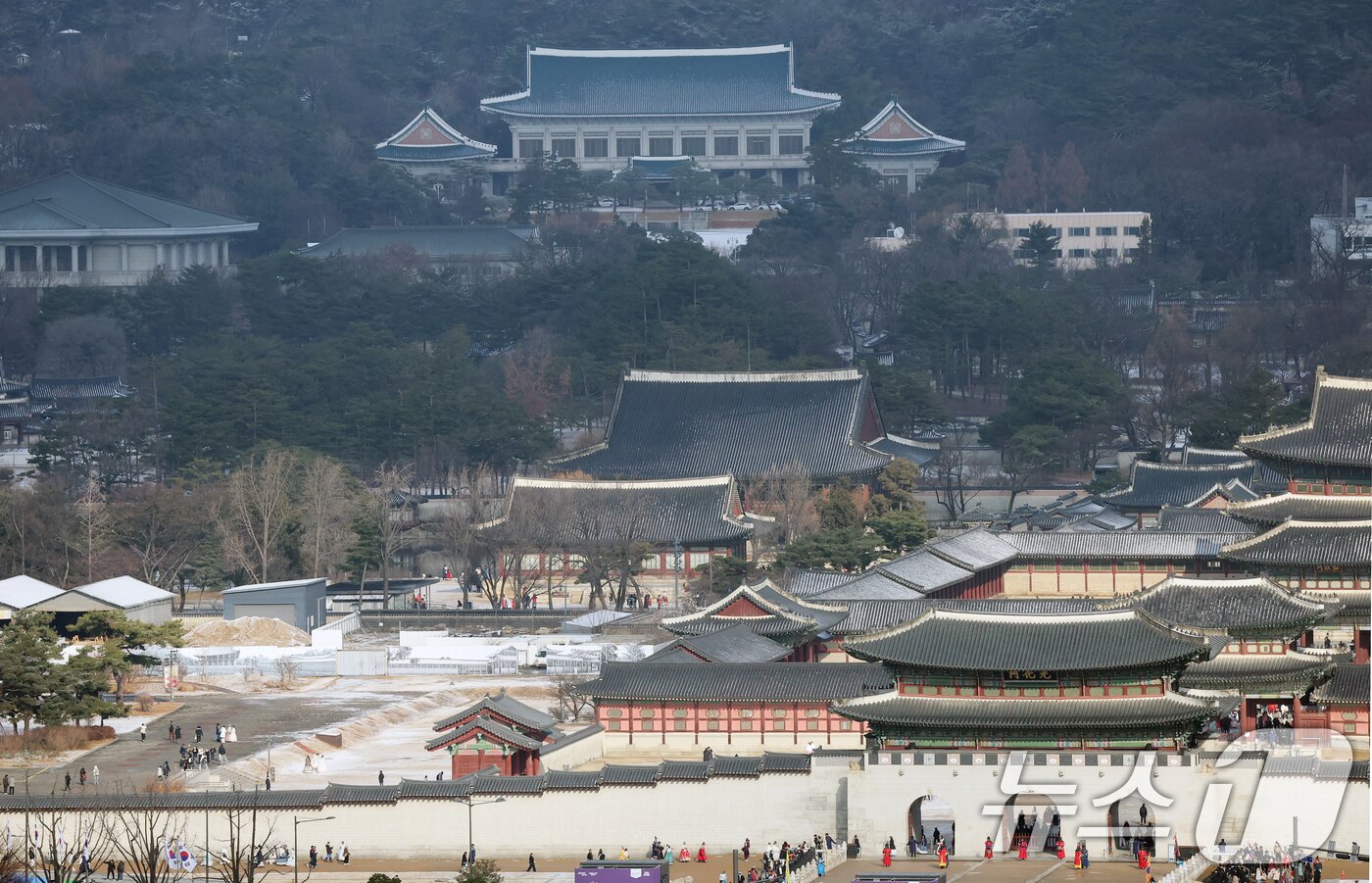 본문 이미지 - 용산 대통령 집무실을 청와대로 이전하는 작업이 성탄절 이전에 마무리 될 것으로 알려진 가운데 14일 서울 종로구 청와대 본관에 흰 눈이 덮여 있다. 2025.12.14/뉴스1 ⓒ News1 오대일 기자