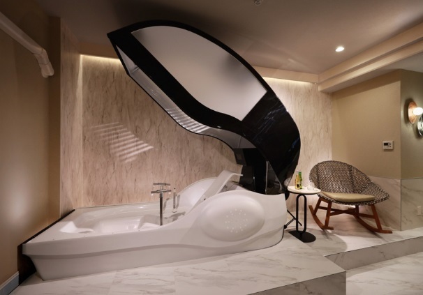 누워 있으면 미세 거품이 '샤샤삭'…日호텔 '인간세탁기' 선보여