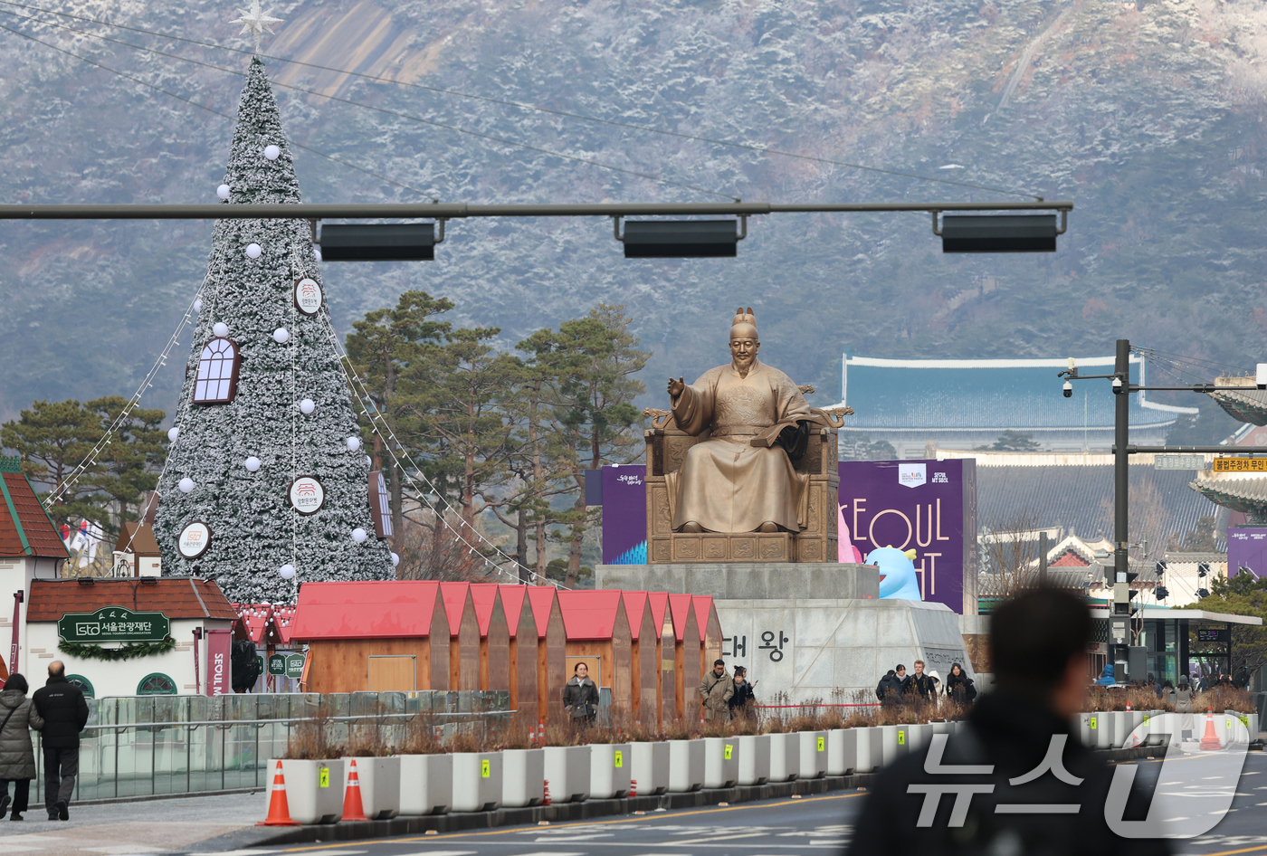 (서울=뉴스1) 오대일 기자 = 용산 대통령 집무실을 청와대로 이전하는 작업이 성탄절 이전에 마무리 될 것으로 알려진 가운데 14일 서울 종로구 청와대 본관에 흰 눈이 덮여 있다. …