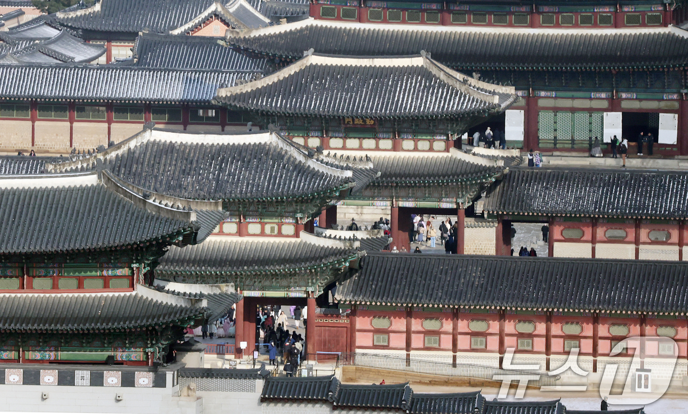 (서울=뉴스1) 오대일 기자 = 14일 오전 밤사이 내린 눈이 소복이 쌓인 서울 종로구 경복궁에서 관광객들이 오가고 있다.  2025.12.14/뉴스1