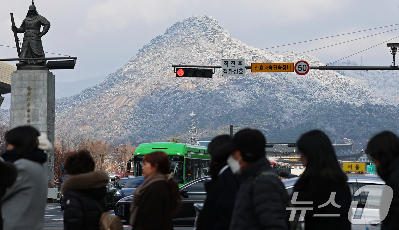 (서울=뉴스1) 오대일 기자 = 14일 오전 서울 광화문 광장에서 바라본 청와대 뒤 북악산에 밤사이 내린 눈이 소복이 쌓여 있다.  2025.12.14/뉴스1