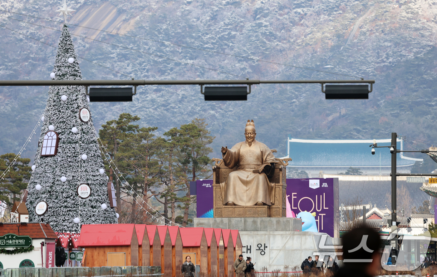 (서울=뉴스1) 오대일 기자 = 용산 대통령 집무실을 청와대로 이전하는 작업이 성탄절 이전에 마무리 될 것으로 알려진 가운데 14일 서울 종로구 청와대 본관에 흰 눈이 덮여 있다. …