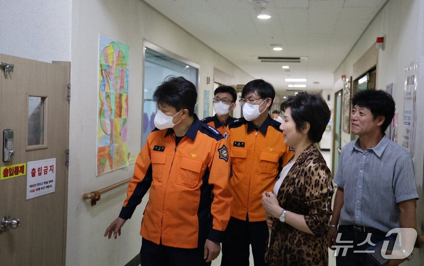 본문 이미지 - 소방 안전 점검하는 손덕주 증평소방서장.(증평소방서 제공)/뉴스1