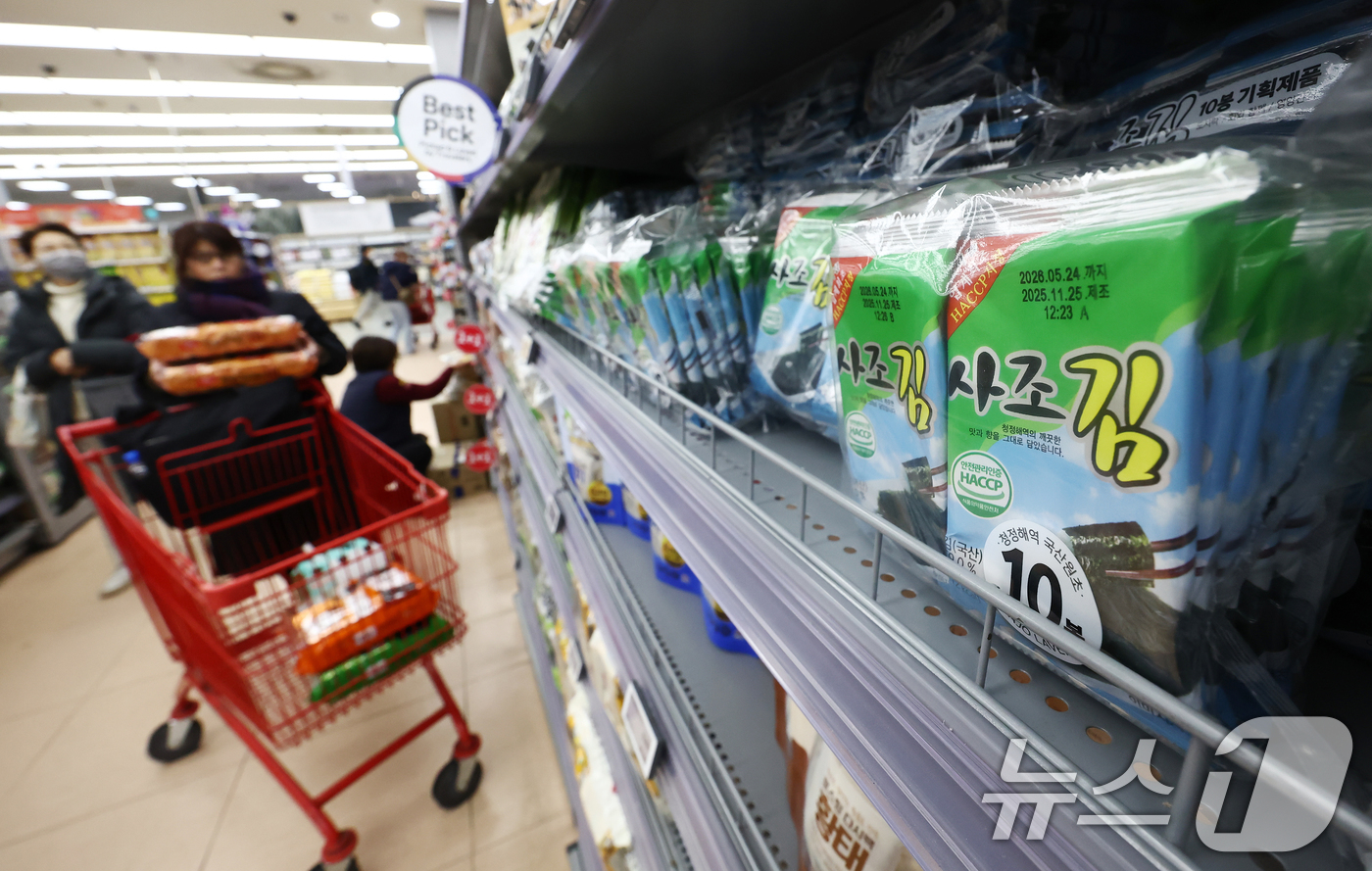 (서울=뉴스1) 김민지 기자 = 미국이 15% 상호관세 대상에서 조미김 수출 관세를 면제한 가운데 14일 서울 시내의 대형마트에서 외국인 관광객들이 김을 고르고 있다.이날 해양수산 …