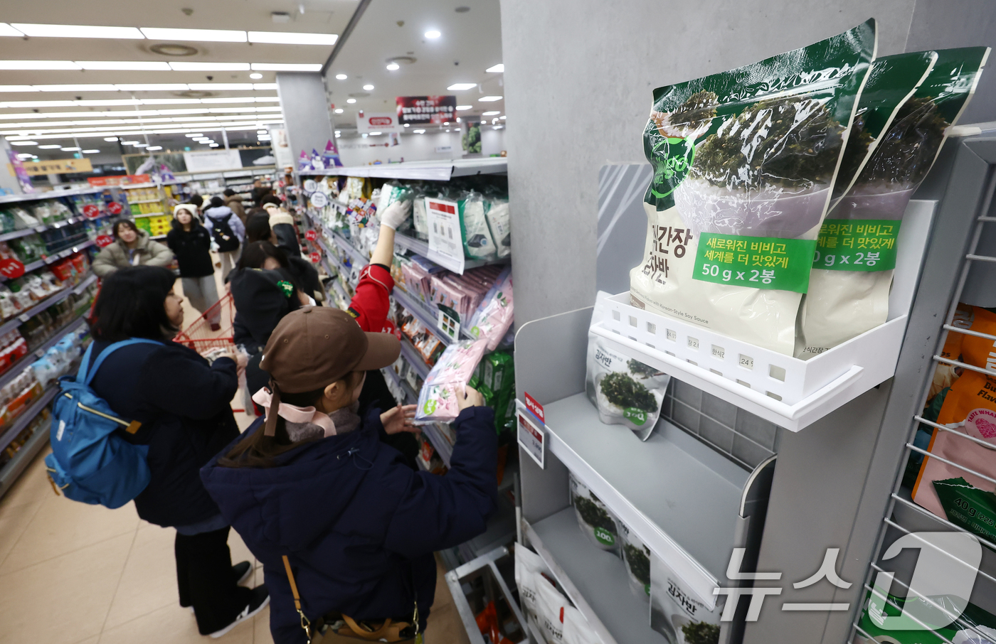 (서울=뉴스1) 김민지 기자 = 미국이 15% 상호관세 대상에서 조미김 수출 관세를 면제한 가운데 14일 서울 시내의 대형마트에서 외국인 관광객들이 김을 고르고 있다.이날 해양수산 …