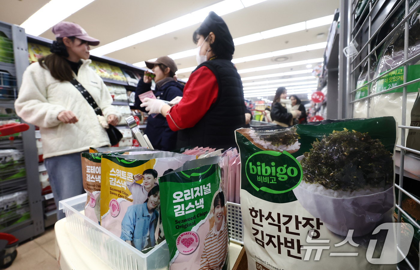 (서울=뉴스1) 김민지 기자 = 미국이 15% 상호관세 대상에서 조미김 수출 관세를 면제한 가운데 14일 서울 시내의 대형마트에서 외국인 관광객들이 김을 고르고 있다.이날 해양수산 …