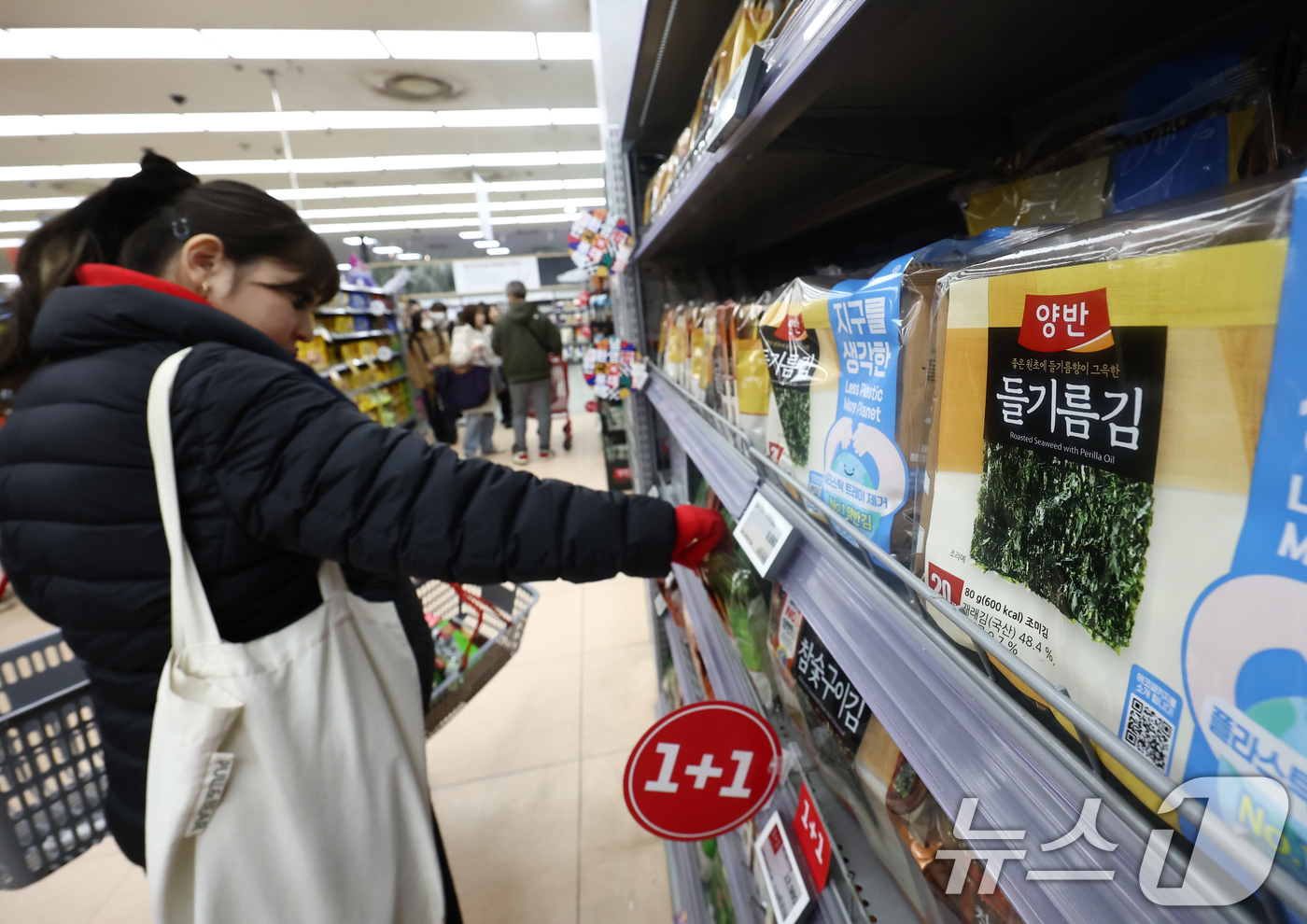 (서울=뉴스1) 김민지 기자 = 미국이 15% 상호관세 대상에서 조미김 수출 관세를 면제한 가운데 14일 서울 시내의 대형마트에서 외국인 관광객들이 김을 고르고 있다.이날 해양수산 …