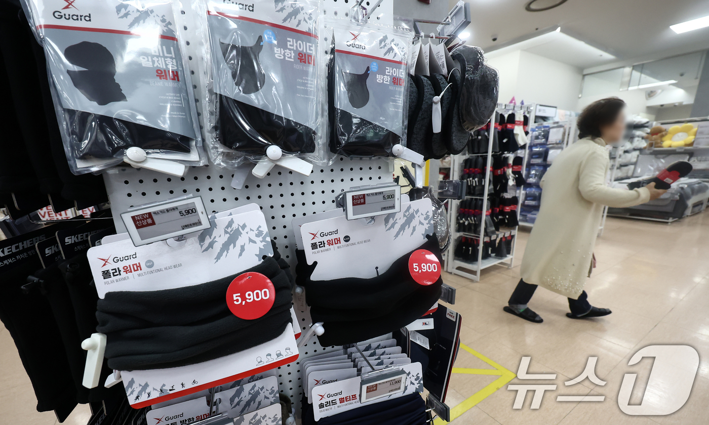 (서울=뉴스1) 김민지 기자 = 영하권 추위가 이어지는 14일 오전 서울 시내의 대형마트에서 시민이 한파 대비 방한용품 등을 둘러보고 있다. 2025.12.14/뉴스1