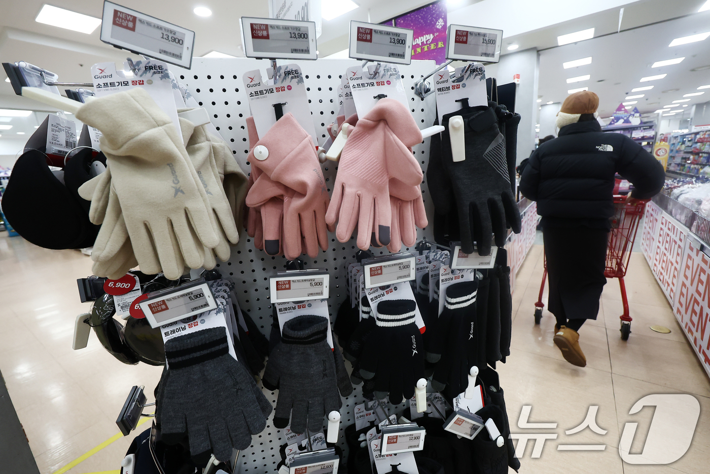 (서울=뉴스1) 김민지 기자 = 영하권 추위가 이어지는 14일 오전 서울 시내의 대형마트에서 시민이 한파 대비 방한용품 등을 둘러보고 있다. 2025.12.14/뉴스1