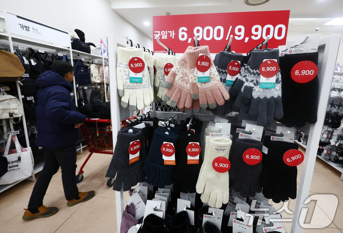 (서울=뉴스1) 김민지 기자 = 영하권 추위가 이어지는 14일 오전 서울 시내의 대형마트에서 시민이 한파 대비 방한용품 등을 둘러보고 있다. 2025.12.14/뉴스1