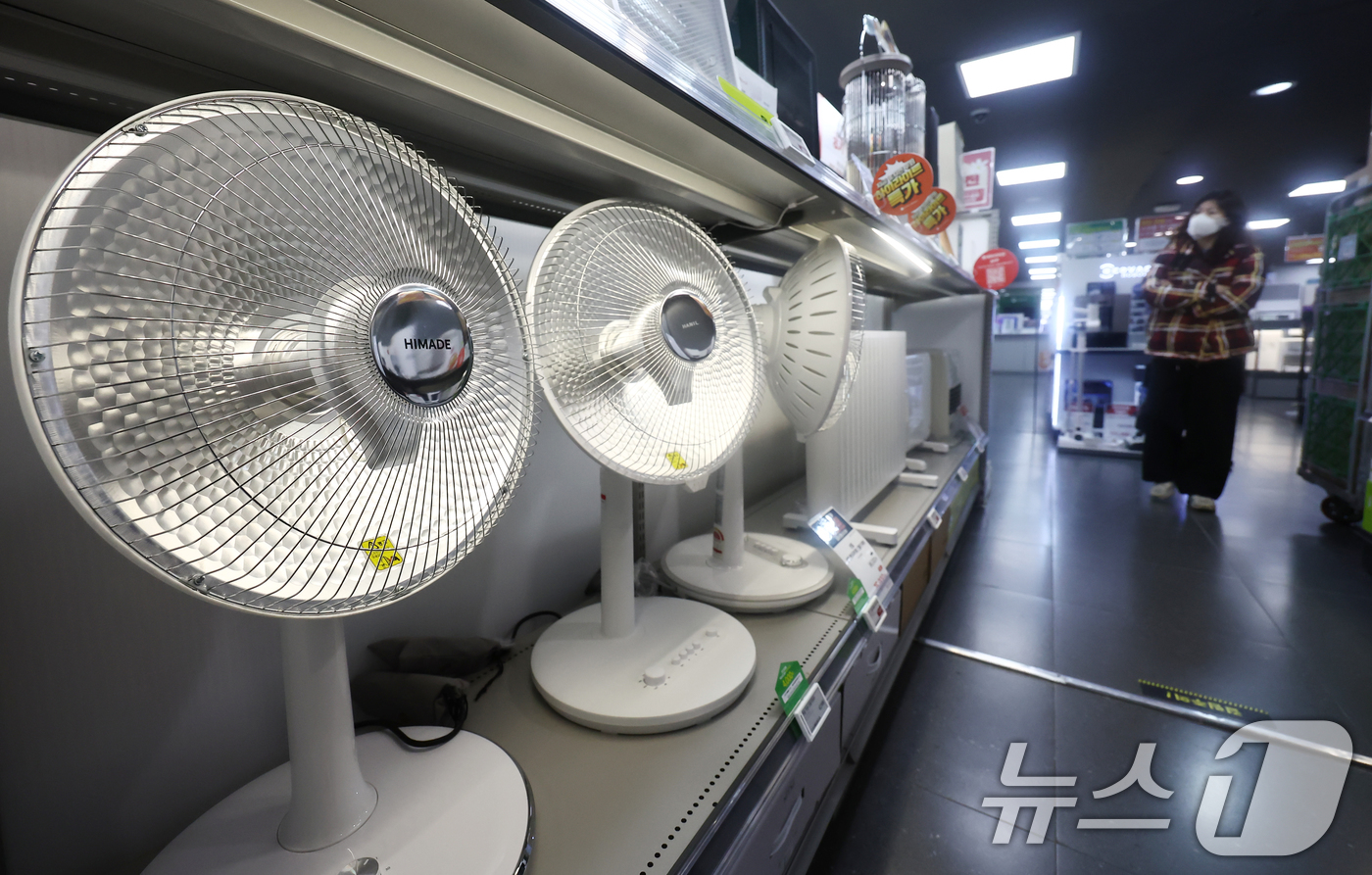 (서울=뉴스1) 김민지 기자 = 영하권 추위가 이어지는 14일 오전 서울 시내의 대형마트에서 시민이 한파 대비 난방용품 등을 둘러보고 있다. 2025.12.14/뉴스1