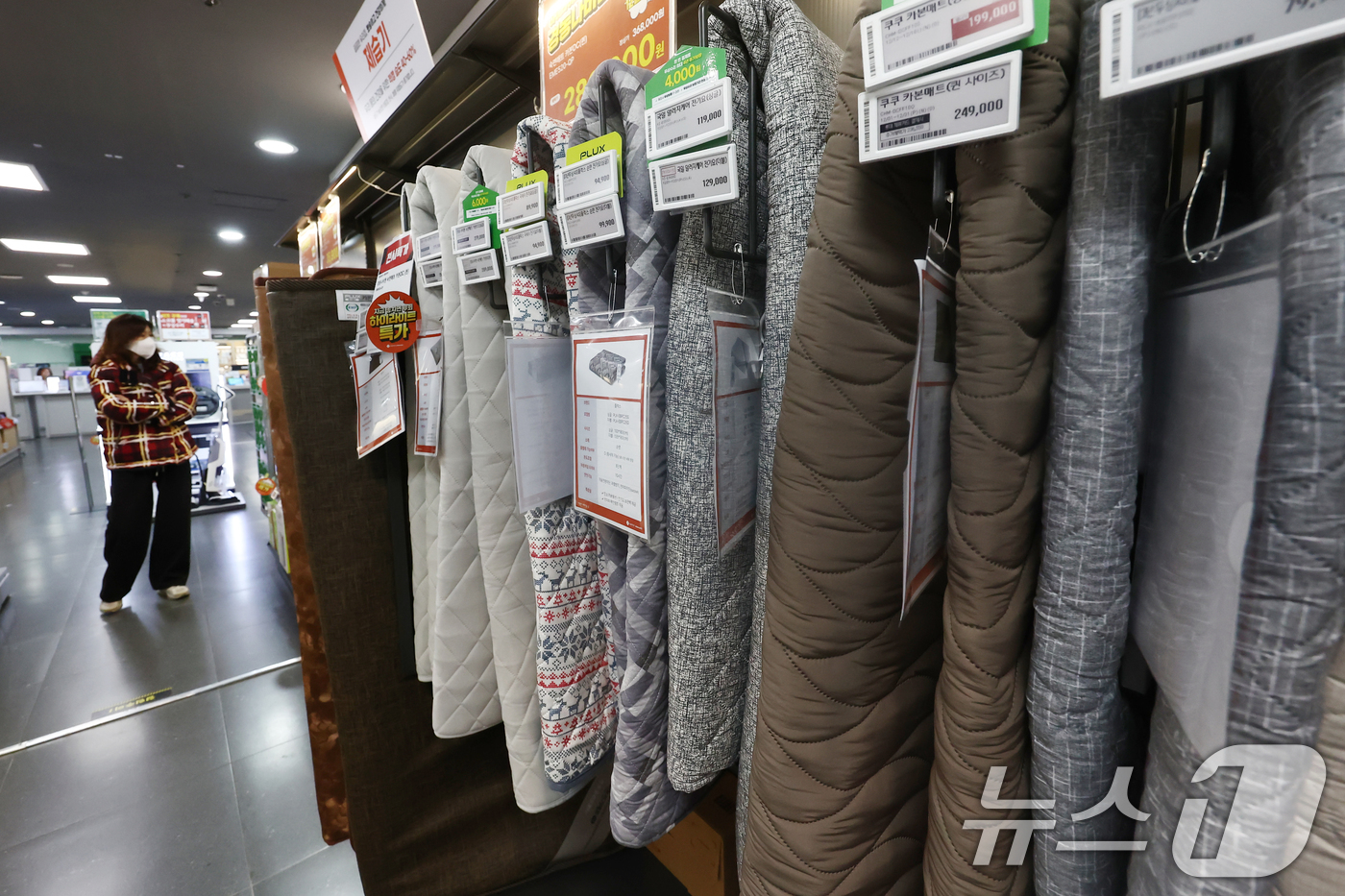(서울=뉴스1) 김민지 기자 = 영하권 추위가 이어지는 14일 오전 서울 시내의 대형마트에서 시민이 한파 대비 난방용품 등을 둘러보고 있다. 2025.12.14/뉴스1