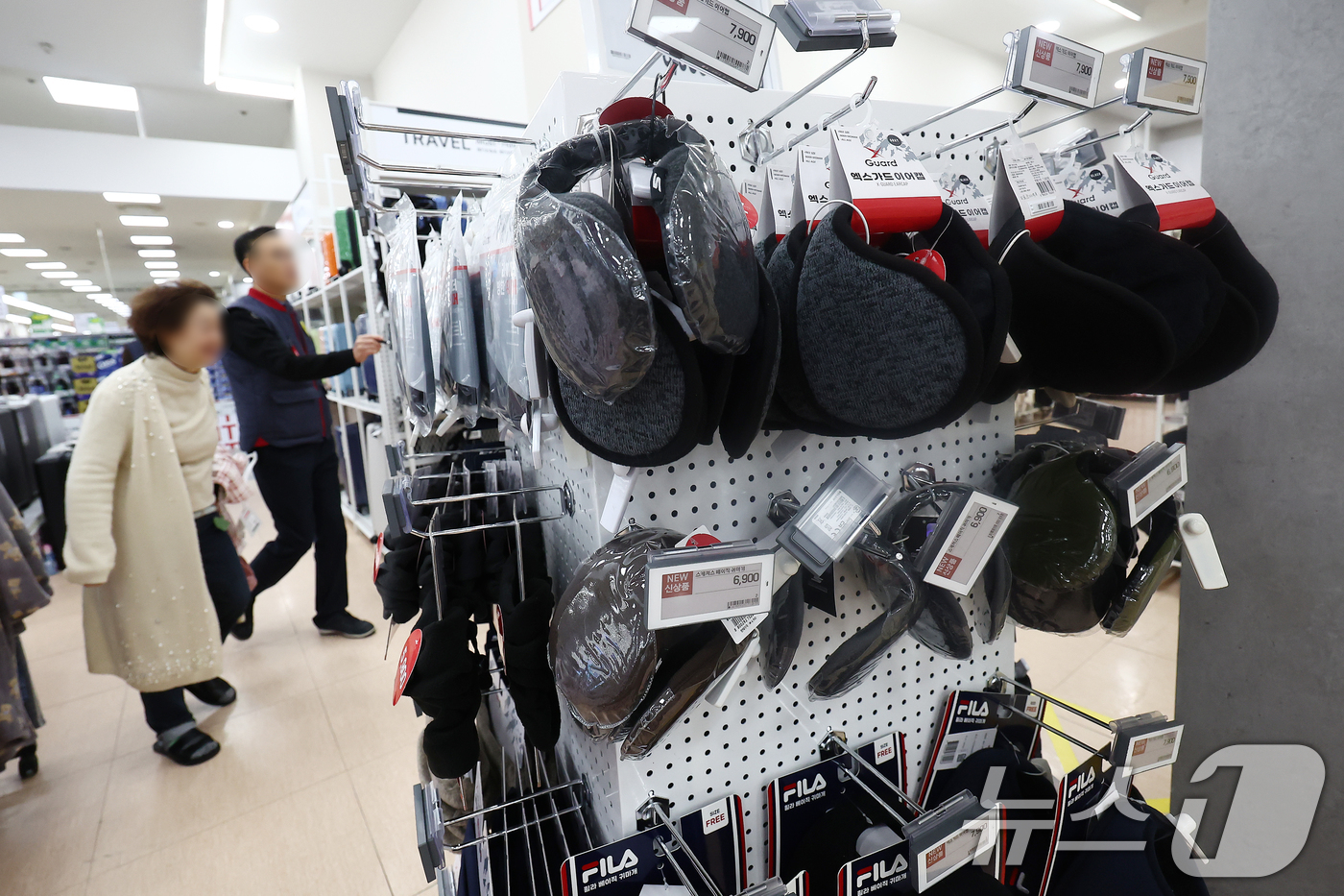 (서울=뉴스1) 김민지 기자 = 영하권 추위가 이어지는 14일 오전 서울 시내의 대형마트에서 시민이 한파 대비 방한용품 등을 둘러보고 있다. 2025.12.14/뉴스1