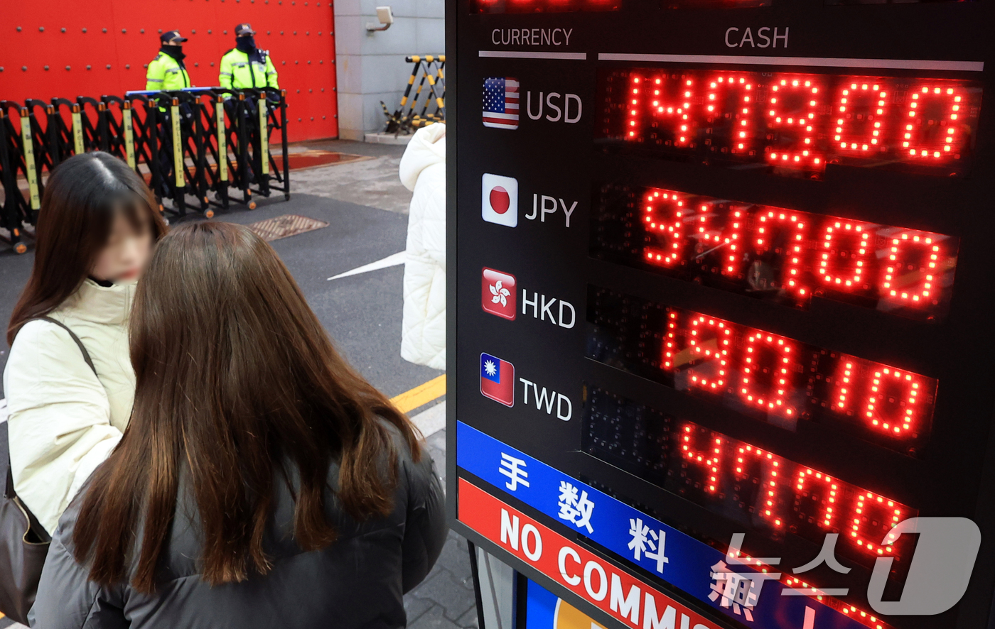 (서울=뉴스1) 이호윤 기자 = 원·달러 환율 평균이 1470원을 넘어 외환위기 이후 월간 기준 최고 수준으로 치솟은 가운데 14일 서울 중구 명동 거리 환전소에 환율이 표시돼 있 …