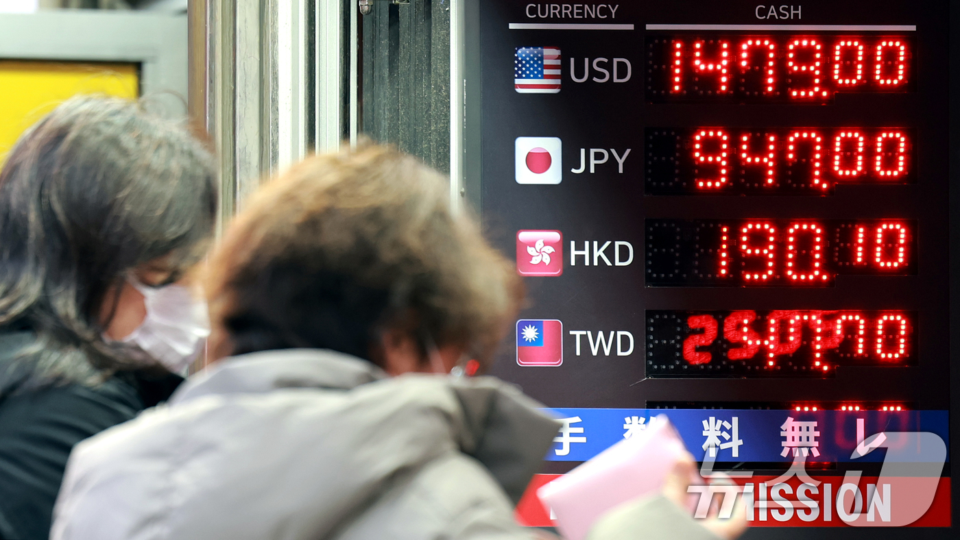 (서울=뉴스1) 이호윤 기자 = 원·달러 환율 평균이 1470원을 넘어 외환위기 이후 월간 기준 최고 수준으로 치솟은 가운데 14일 서울 중구 명동 거리 환전소에 환율이 표시돼 있 …