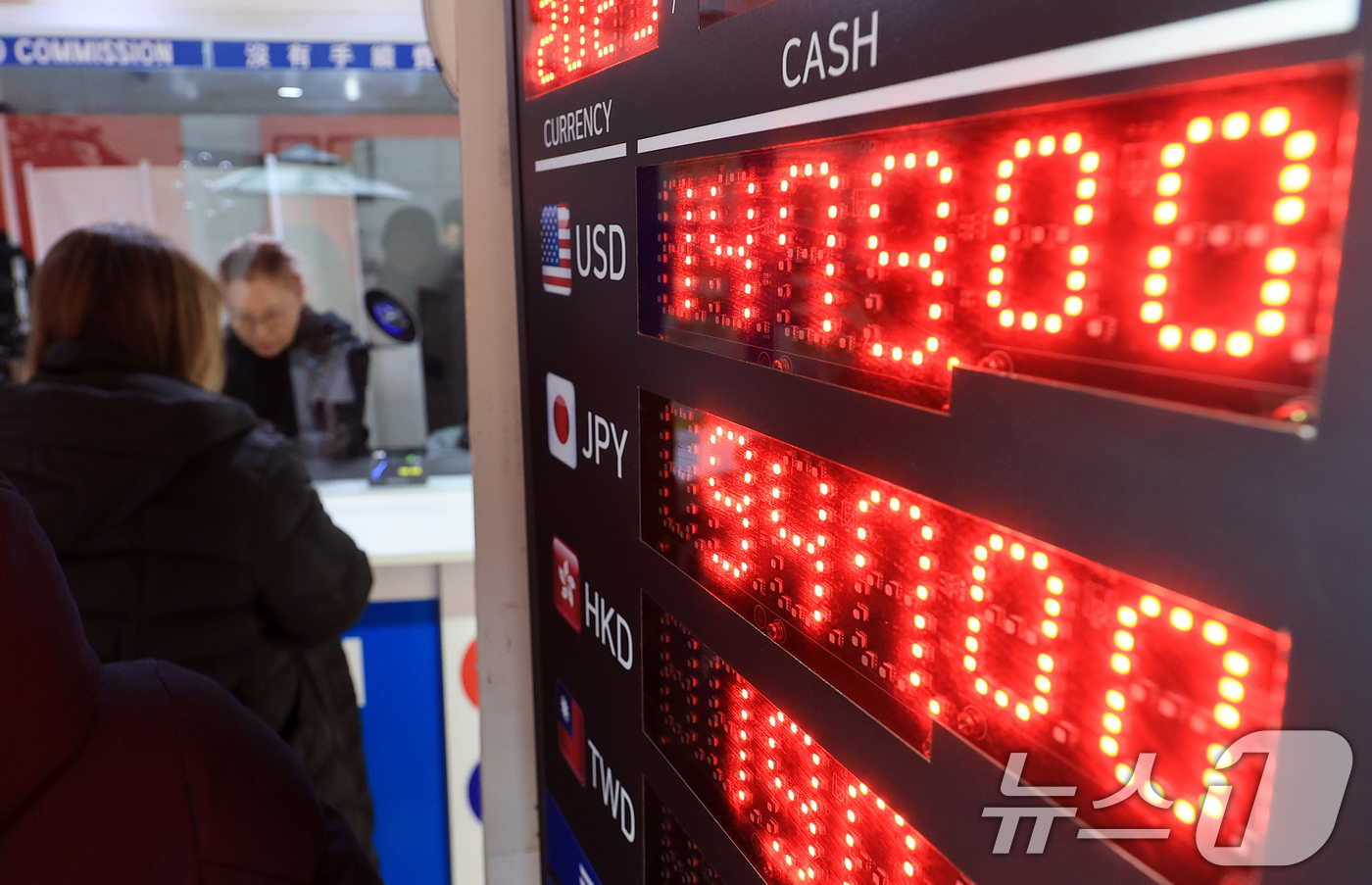 (서울=뉴스1) 이호윤 기자 = 원·달러 환율 평균이 1470원을 넘어 외환위기 이후 월간 기준 최고 수준으로 치솟은 가운데 14일 서울 중구 명동 거리 환전소에 환율이 표시돼 있 …