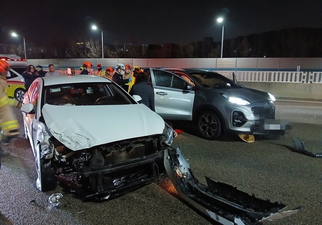 인천공항고속도로 4중 추돌…여행가던 20대 승객 심정지·1명 사망(종합)