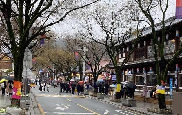 비 내리는 전주한옥마을 "너무 예뻐요"…겨울 나들이객 '발길'