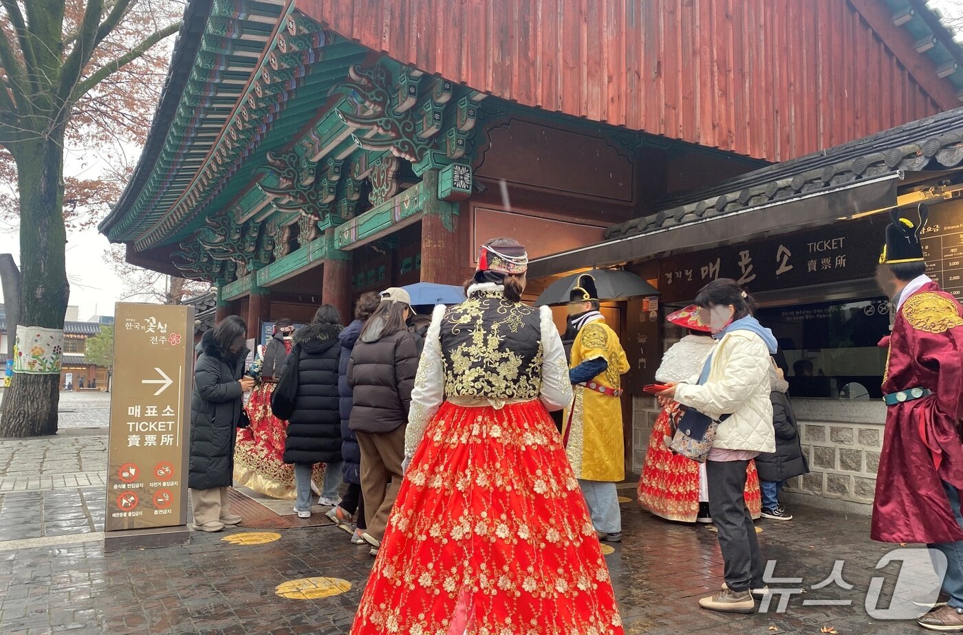 본문 이미지 - 14일 전북 전주한옥마을 내 경기전 매표소 앞에 관광객들이 입장을 기다리고 있다. 2025.12.14/뉴스1 문재욱 기자