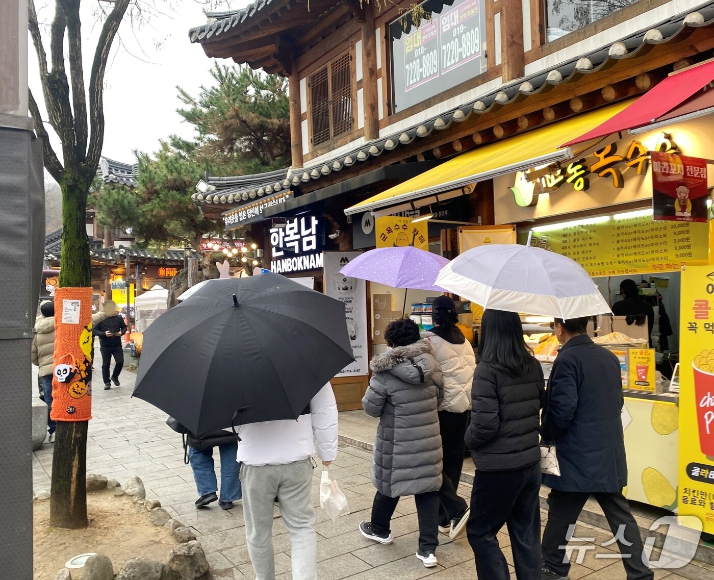 본문 이미지 - 14일 전북 전주한옥마을 인근을 산책하는 관광객들. 2025.12.14/뉴스1 문재욱 기자