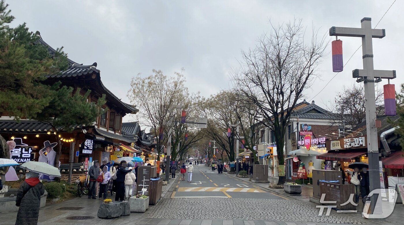 본문 이미지 - 14일 전북 전주한옥마을 내 태조로 인근을 산책하는 관광객들. 2025.12.14/뉴스1 문재욱 기자