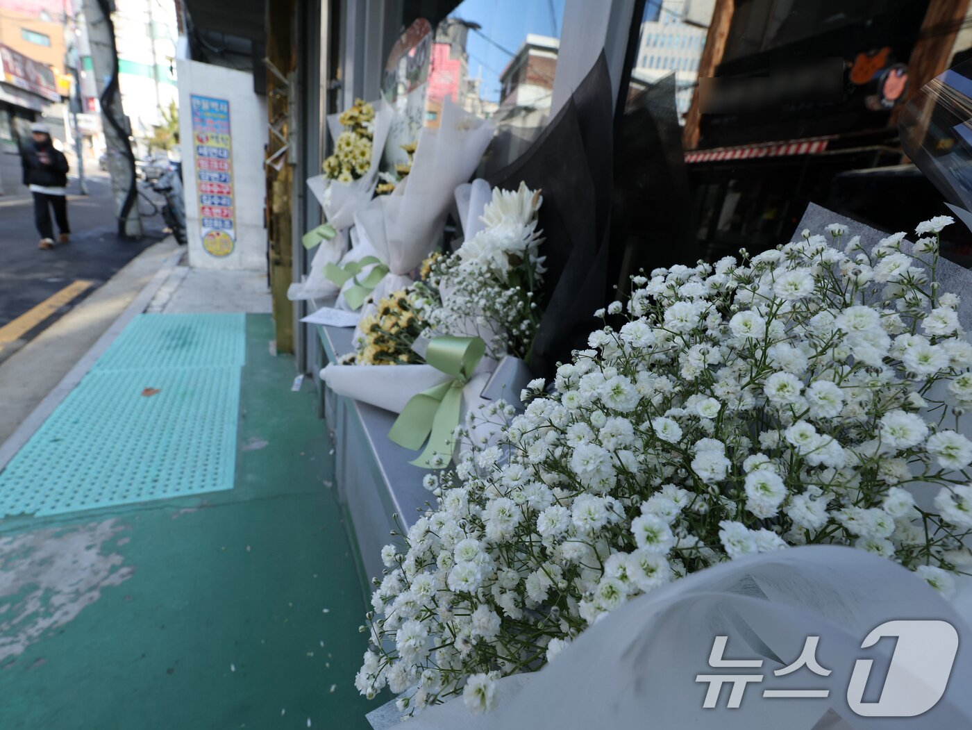 본문 이미지 - 14일 오전 서울 성북구 안암동 영철버거 앞에 영철버거 대표 이영철 씨의 별세 소식을 추모하는 꽃이 놓여져 있다.   2025.12.14/뉴스1 ⓒ News1 황기선 기자