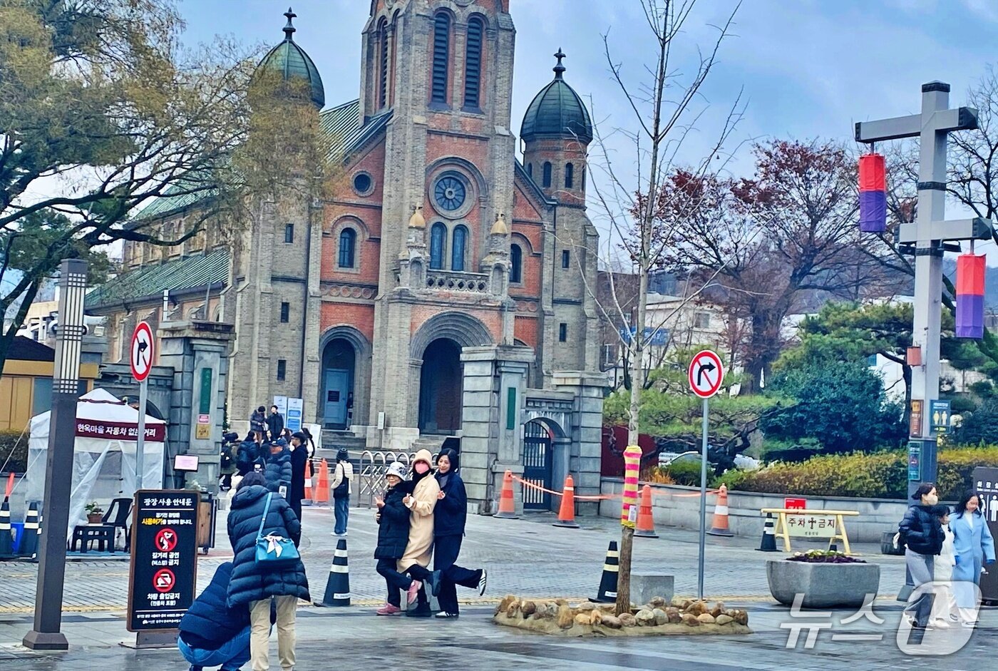 본문 이미지 - 14일 전북 전주한옥마을 내 전동성당 앞에서 관광객들이 사진촬영을 하고 있다. 2025.12.14/뉴스1 문재욱 기자