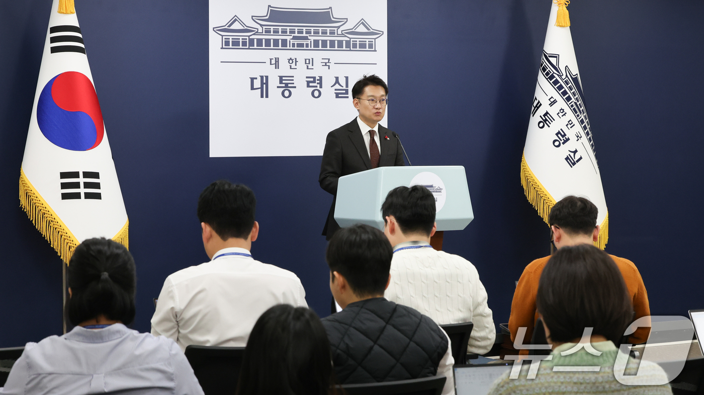 (서울=뉴스1) 허경 기자 = 김남준 대통령실 대변인이 14일 서울 용산 대통령실 청사에서 정부 부처 업무보고 관련 브리핑을 하고 있다. 2025.12.14/뉴스1