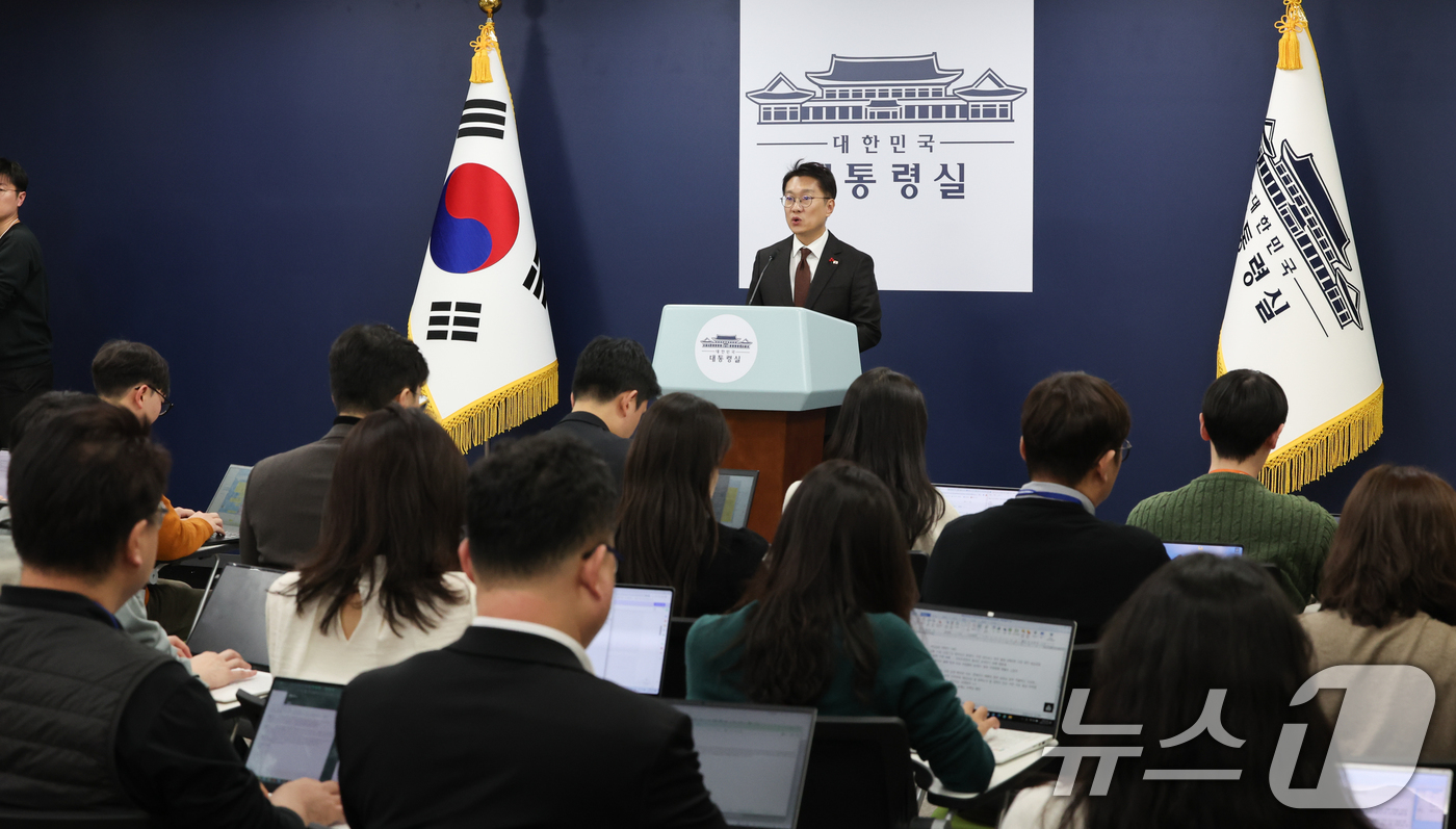 (서울=뉴스1) 허경 기자 = 김남준 대통령실 대변인이 14일 서울 용산 대통령실 청사에서 정부 부처 업무보고 관련 브리핑을 하고 있다. 2025.12.14/뉴스1