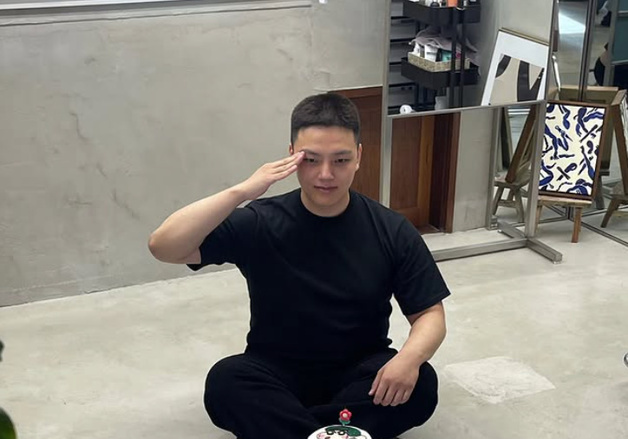 '카투사 입대 D-1' 여진구, 짧은 머리로 경례…늠름한 자태 [N샷]