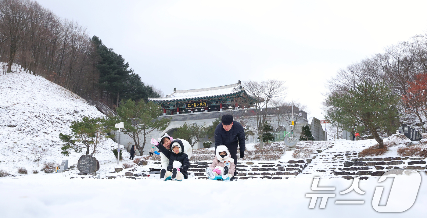 (서울=뉴스1) = 밤새 눈이 내린 14일 경남 함양군 휴천면 ‘지리산 풍경길’ 대한민국 관광도로 1호 선정된 지리산 제1문 오도재에서  한 가족이 눈썰매 타며 즐기운 시간을 보내 …