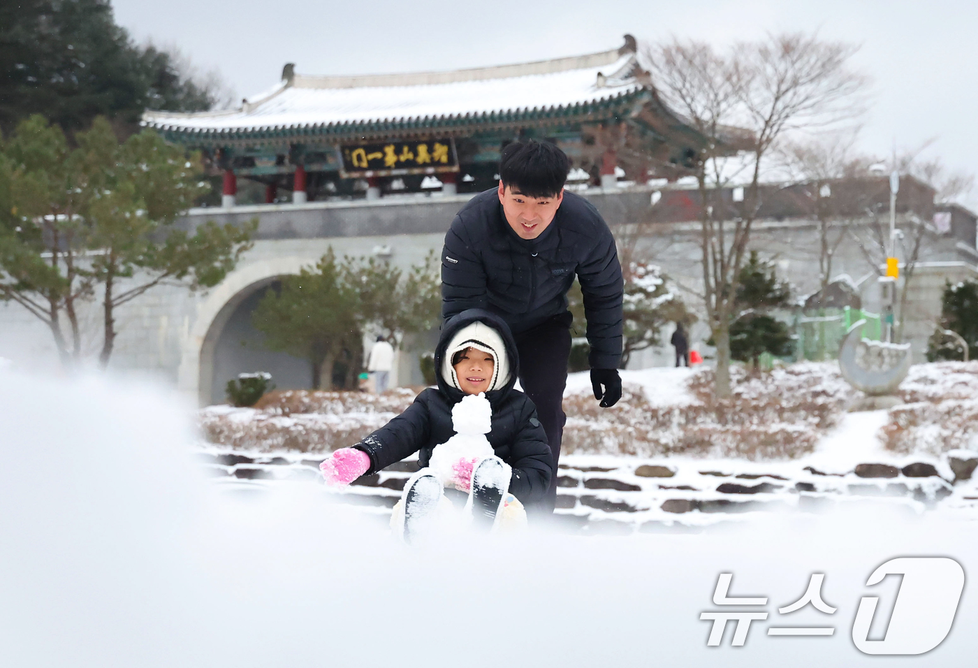(서울=뉴스1) = 밤새 눈이 내린 14일 경남 함양군 휴천면 ‘지리산 풍경길’ 대한민국 관광도로 1호 선정된 지리산 제1문 오도재에서  한 가족이 눈썰매 타며 즐기운 시간을 보내 …