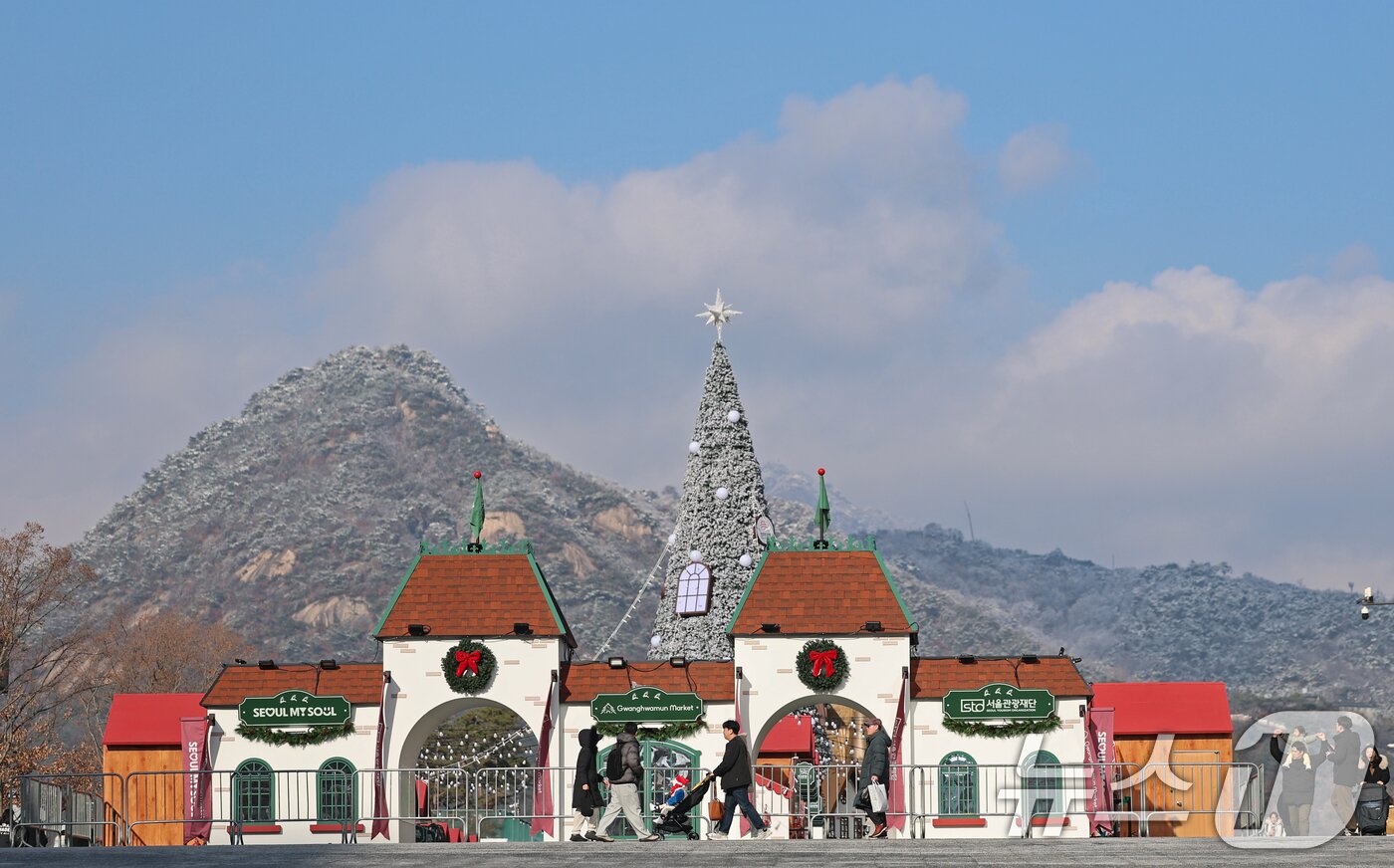 본문 이미지 - 성탄절을 열흘 여 앞둔 14일 오후 서울 종로구 광화문광장을 찾은 시민들이 눈 덮인 북악산을 배경으로 겨울동화 속 산타마을 콘셉트로 꾸며진 크리스마스 광화문 마켓을 둘러보고 있다. 2025.12.14/뉴스1 ⓒ News1 오대일 기자