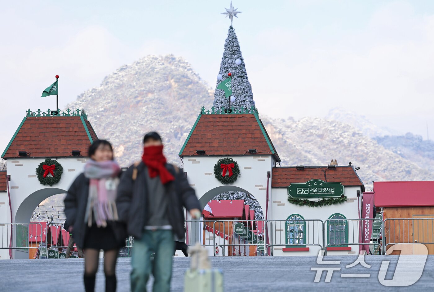 본문 이미지 - 성탄절을 열흘 여 앞둔 14일 오후 서울 종로구 광화문광장을 찾은 시민들이 겨울동화 속 산타마을 콘셉트로 꾸며진 크리스마스 광화문 마켓을 둘러보고 있다. 2025.12.14/뉴스1 ⓒ News1 오대일 기자