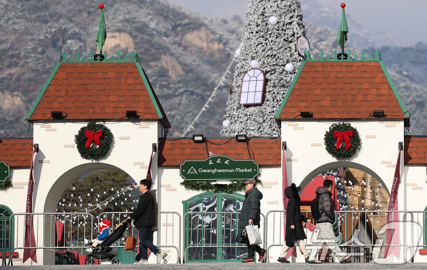 본문 이미지 - 성탄절을 열흘 여 앞둔 14일 오후 서울 종로구 광화문광장에서 산타모자를 쓴 어린이가 동화 속 산타마을 콘셉트로 꾸며진 크리스마스 광화문 마켓을 둘러보고 있다. 2025.12.14/뉴스1 ⓒ News1 오대일 기자