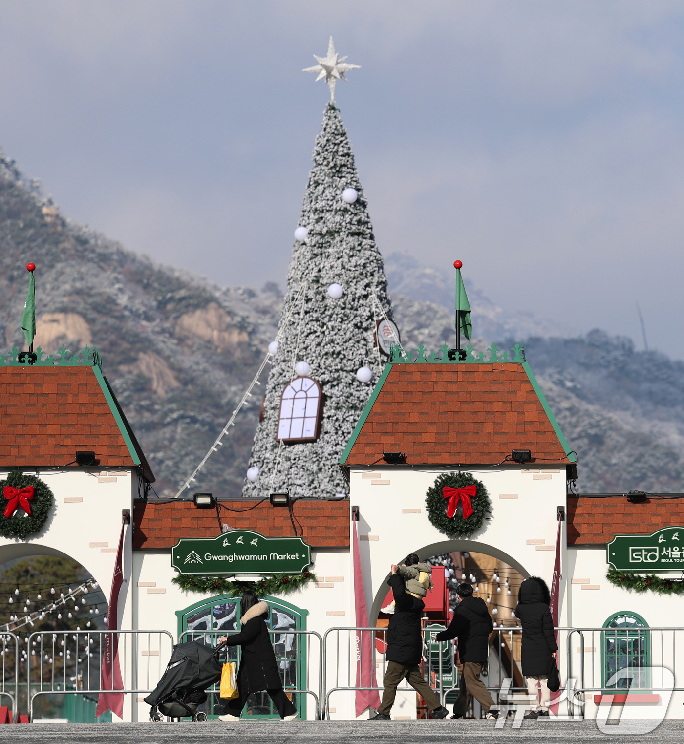(서울=뉴스1) 오대일 기자 = 성탄절을 열흘 여 앞둔 14일 오후 서울 종로구 광화문광장을 찾은 시민들이 동화 속 산타마을 콘셉트로 꾸며진 크리스마스 광화문 마켓을 둘러보고 있다 …