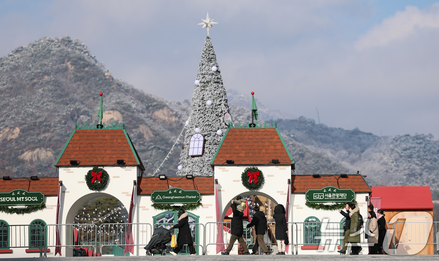 (서울=뉴스1) 오대일 기자 = 성탄절을 열흘 여 앞둔 14일 오후 서울 종로구 광화문광장을 찾은 시민들이 동화 속 산타마을 콘셉트로 꾸며진 크리스마스 광화문 마켓을 둘러보고 있다 …