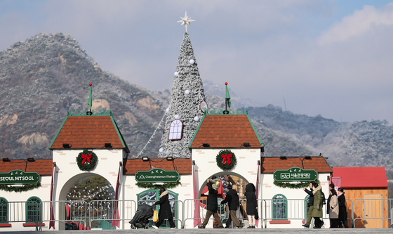 광화문에 꾸며진 산타마을