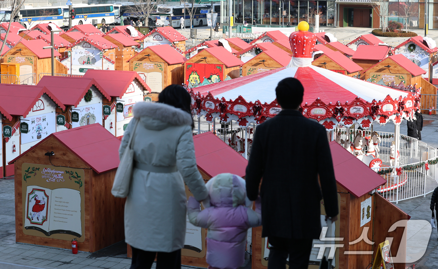 (서울=뉴스1) 오대일 기자 = 성탄절을 열흘 여 앞둔 14일 오후 서울 종로구 광화문광장을 찾은 시민들이 겨울동화 속 산타마을 콘셉트로 꾸며진 크리스마스 광화문 마켓을 둘러보고 …