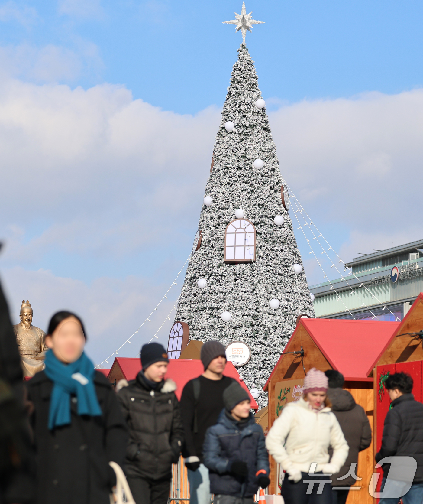 (서울=뉴스1) 오대일 기자 = 성탄절을 열흘 여 앞둔 14일 오후 서울 종로구 광화문광장을 찾은 시민들이 겨울동화 속 산타마을 콘셉트로 꾸며진 크리스마스 광화문 마켓을 둘러보고 …