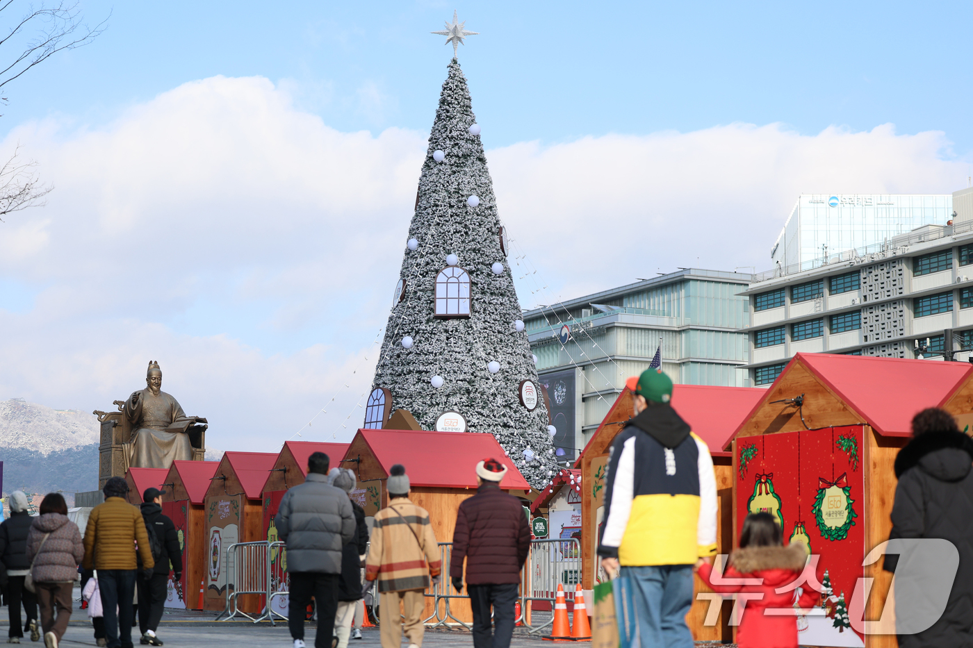 (서울=뉴스1) 오대일 기자 = 성탄절을 열흘 여 앞둔 14일 오후 서울 종로구 광화문광장을 찾은 시민들이 겨울동화 속 산타마을 콘셉트로 꾸며진 크리스마스 광화문 마켓을 둘러보고 …