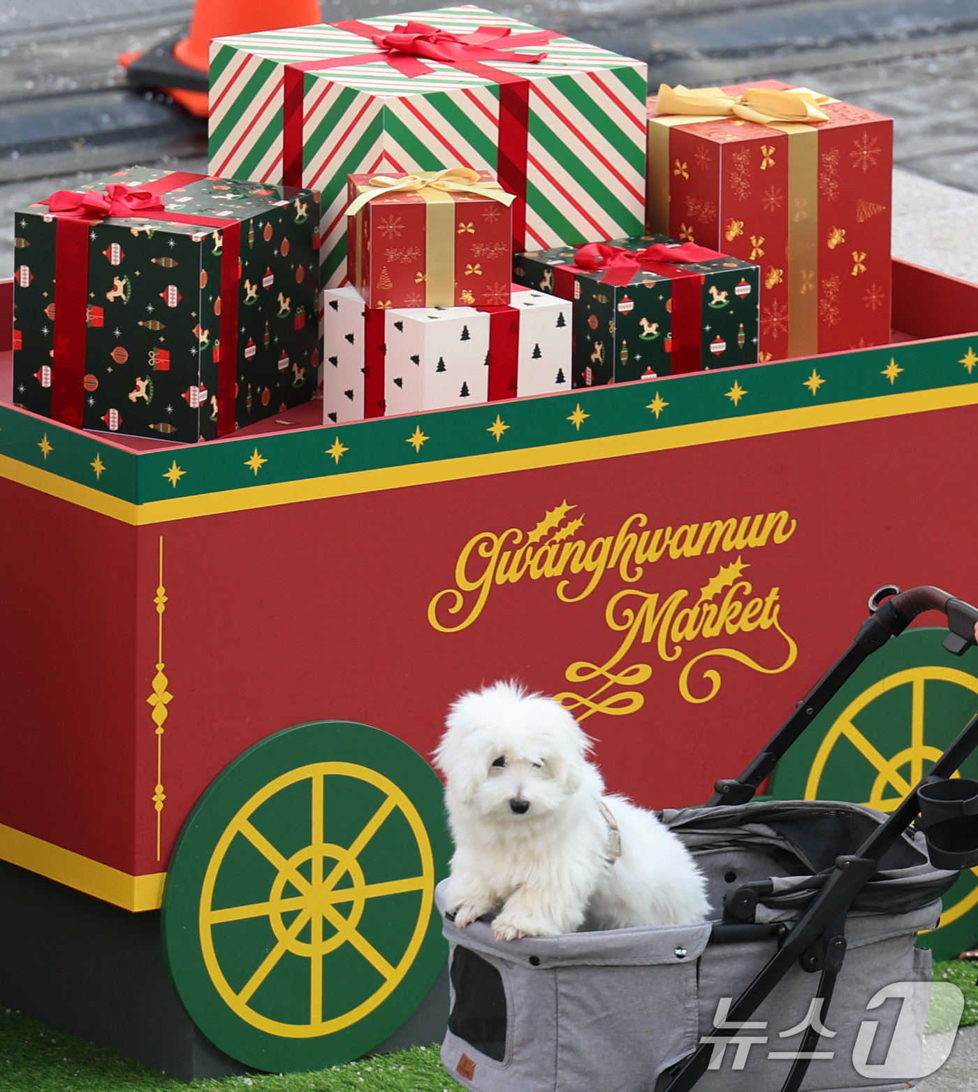 (서울=뉴스1) 오대일 기자 = 성탄절을 열흘 여 앞둔 14일 오후 서울 종로구 광화문광장을 찾은 시민들이 반려견과 함께 겨울동화 속 산타마을 콘셉트로 꾸며진 크리스마스 광화문 마 …