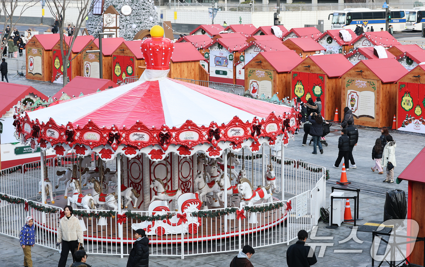 (서울=뉴스1) 오대일 기자 = 성탄절을 열흘 여 앞둔 14일 오후 서울 종로구 광화문광장을 찾은 시민들이 겨울동화 속 산타마을 콘셉트로 꾸며진 크리스마스 광화문 마켓을 둘러보고 …