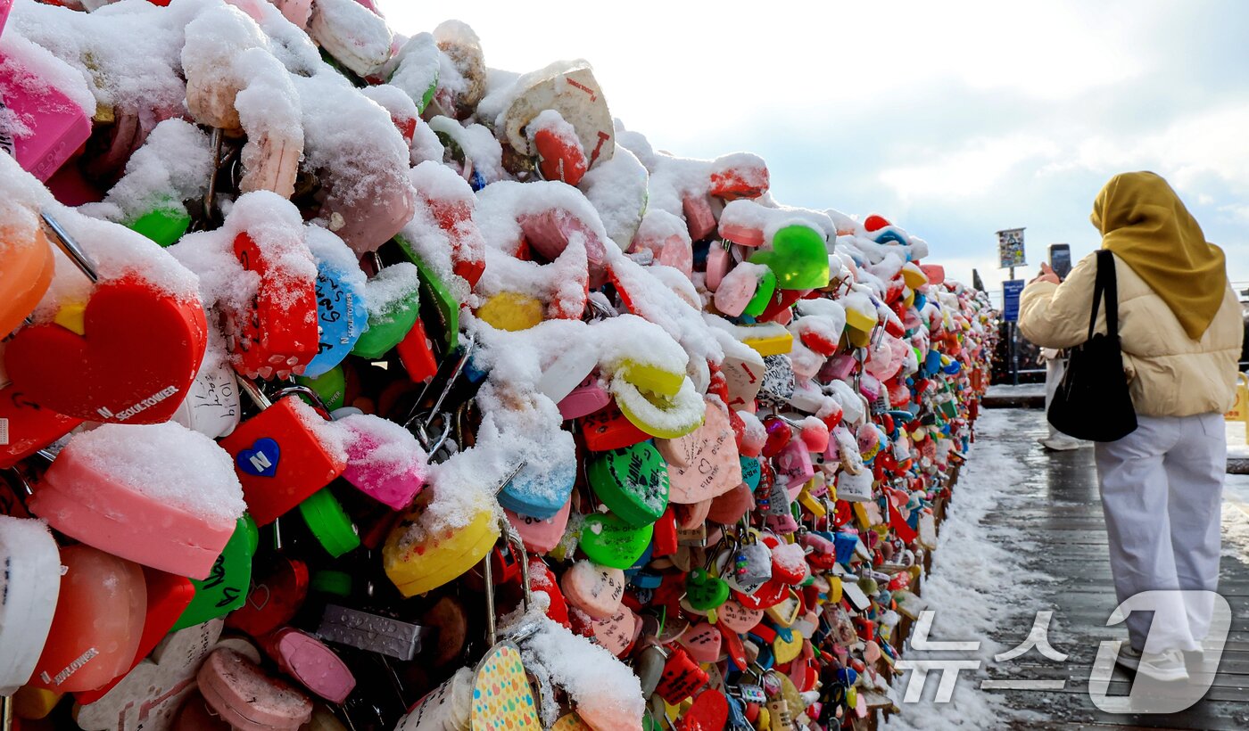 본문 이미지 - 지난 밤 내린 눈이 쌓인 14일 서울 용산구 남산공원을 찾은 시민들이 겨울풍경을 만끽하고 있다. 2025.12.14/뉴스1 ⓒ News1 이호윤 기자