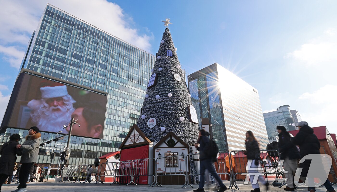 본문 이미지 - 성탄절을 열흘 여 앞둔 14일 서울 종로구 광화문광장을 찾은 시민들이 겨울동화 속 산타마을 콘셉트로 꾸며진 크리스마스 광화문 마켓을 둘러보고 있다.  2025.12.14/뉴스1 ⓒ News1 오대일 기자