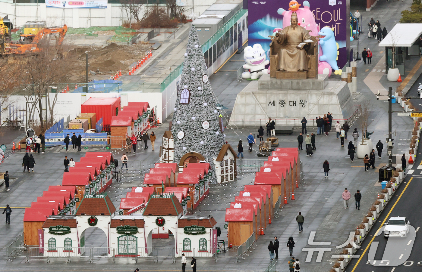 (서울=뉴스1) 오대일 기자 = 성탄절을 열흘 여 앞둔 14일 서울 종로구 광화문광장을 찾은 시민들이 겨울동화 속 산타마을 콘셉트로 꾸며진 크리스마스 광화문 마켓을 둘러보고 있다. …