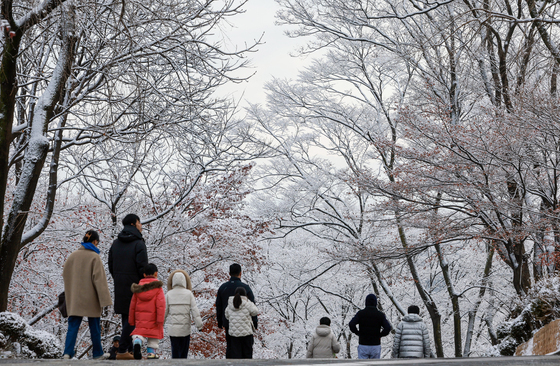 "우산에 마스크 챙기세요"…겨울비에 미세먼지 '나쁨'(종합)