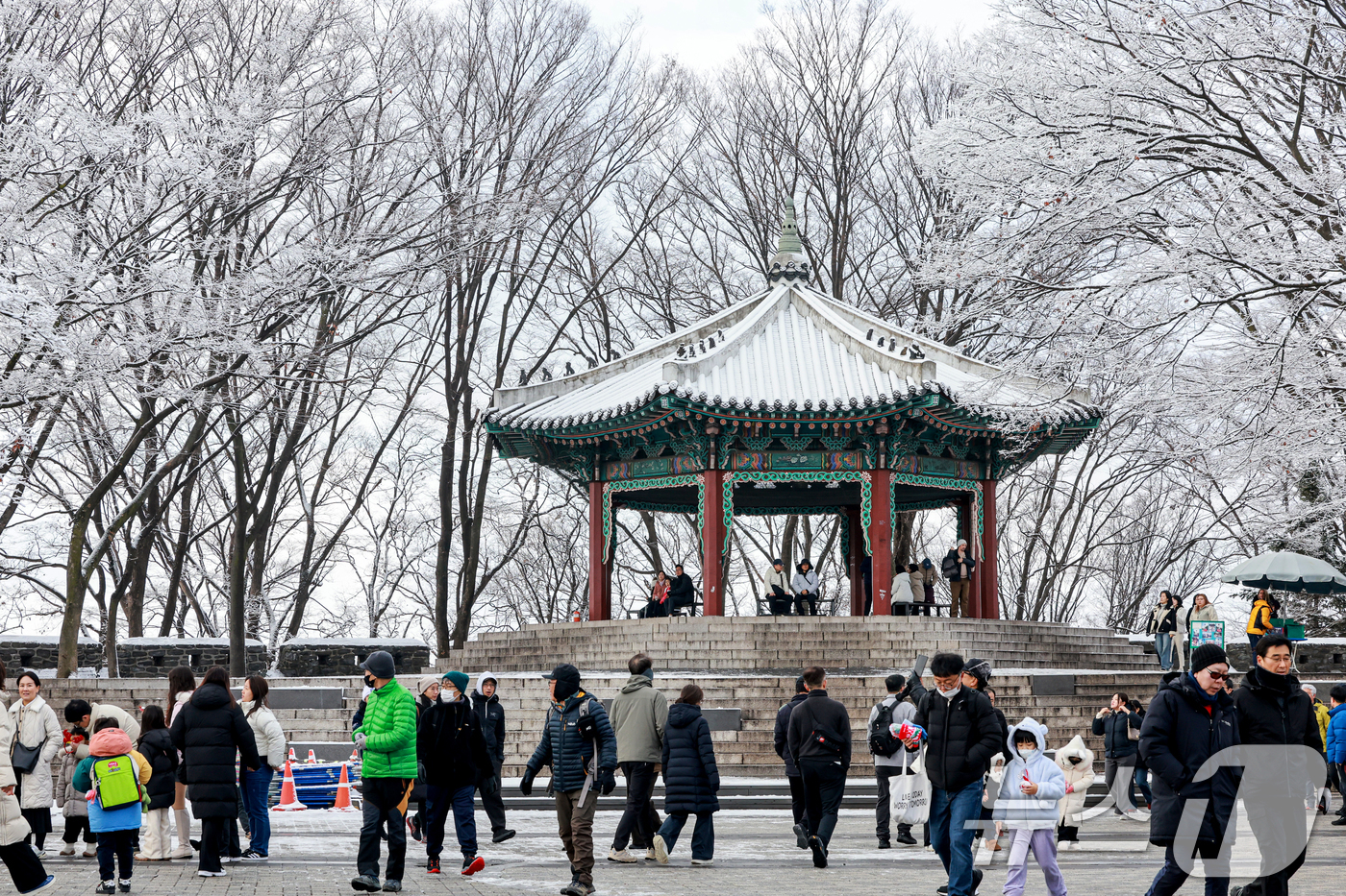 (서울=뉴스1) 이호윤 기자 = 지난 밤 내린 눈이 쌓인 14일 서울 용산구 남산공원을 찾은 시민들이 겨울풍경을 만끽하고 있다. 2025.12.14/뉴스1