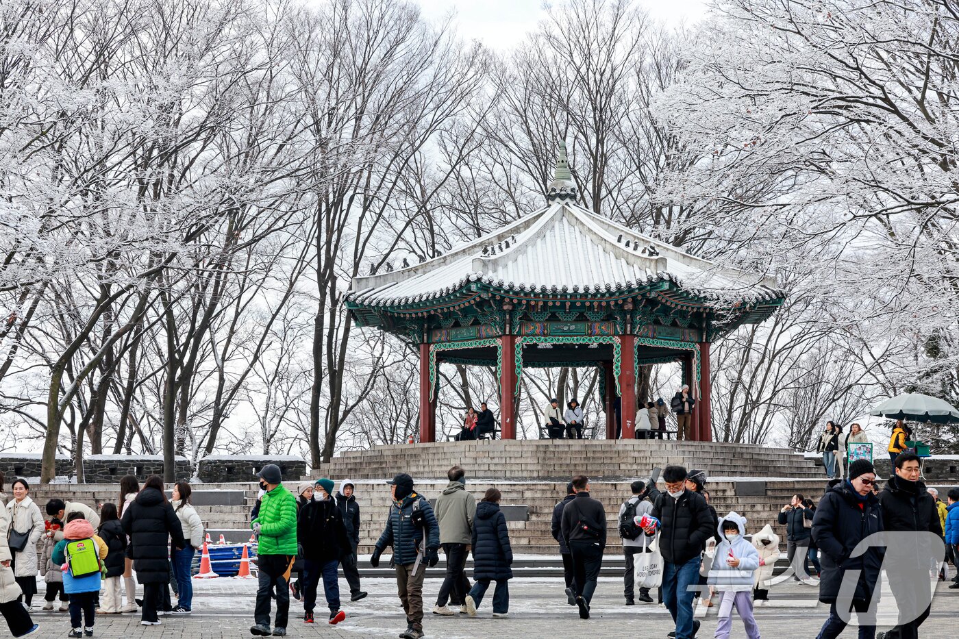 본문 이미지 - 지난 밤 내린 눈이 쌓인 14일 서울 용산구 남산공원을 찾은 시민들이 겨울풍경을 만끽하고 있다. 2025.12.14/뉴스1 ⓒ News1 이호윤 기자