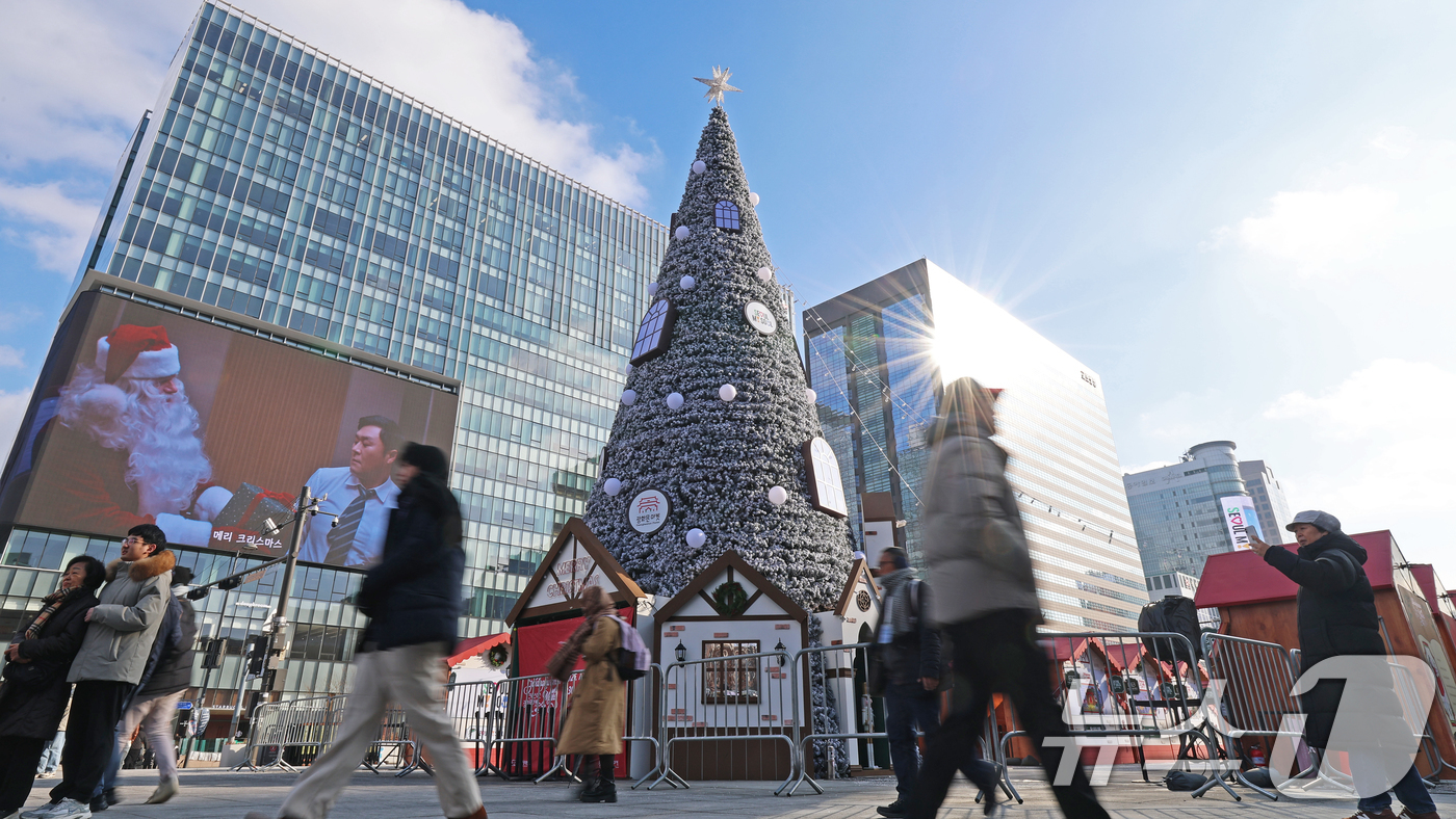 (서울=뉴스1) 오대일 기자 = 성탄절을 열흘 여 앞둔 14일 서울 종로구 광화문광장을 찾은 시민들이 겨울동화 속 산타마을 콘셉트로 꾸며진 크리스마스 광화문 마켓을 둘러보고 있다. …